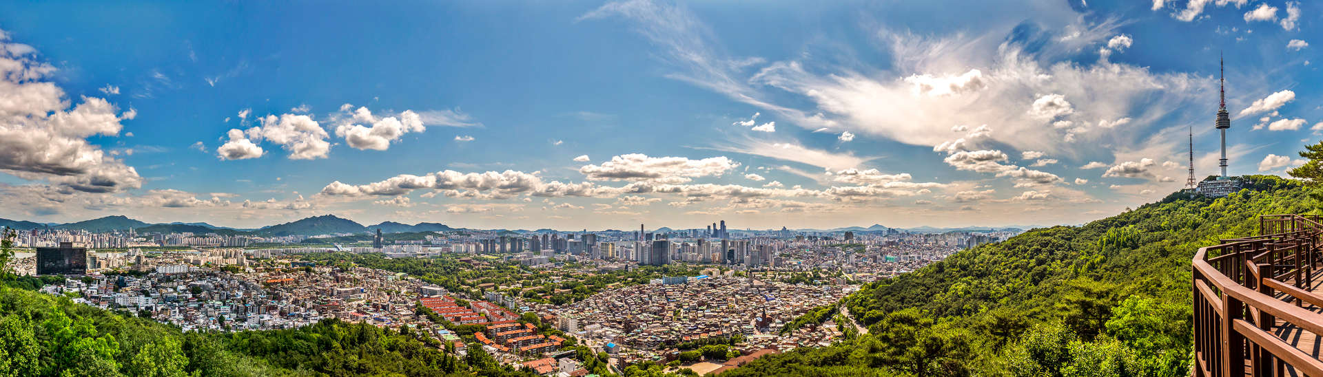 맑은 날 높은 산 정상에서 서울 도시가 보이는 풍경